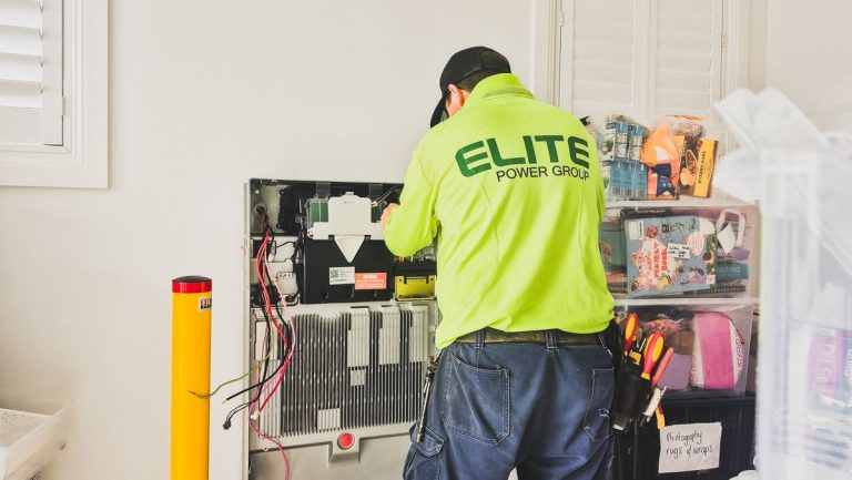 Kỹ thuật viên lắp đặt pin lithium thay thế ắc quy chì tại nhà